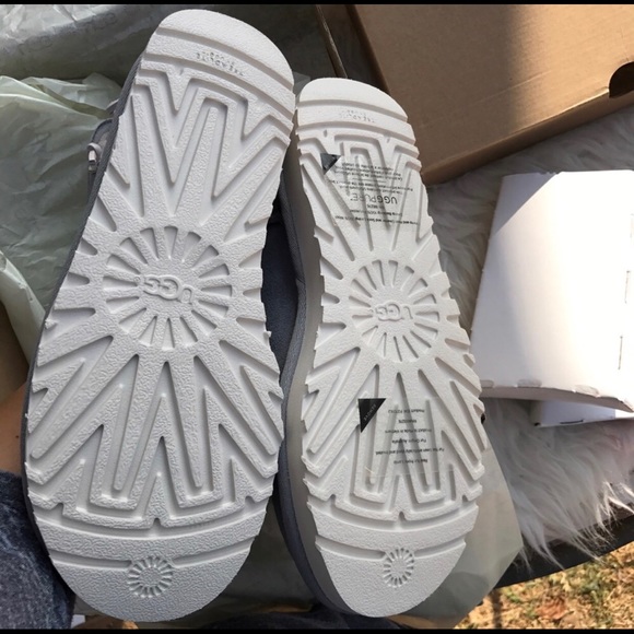 UGG AUTHENTIC GREY BOW BOOTS SZ 7 New - Picture 3 of 5